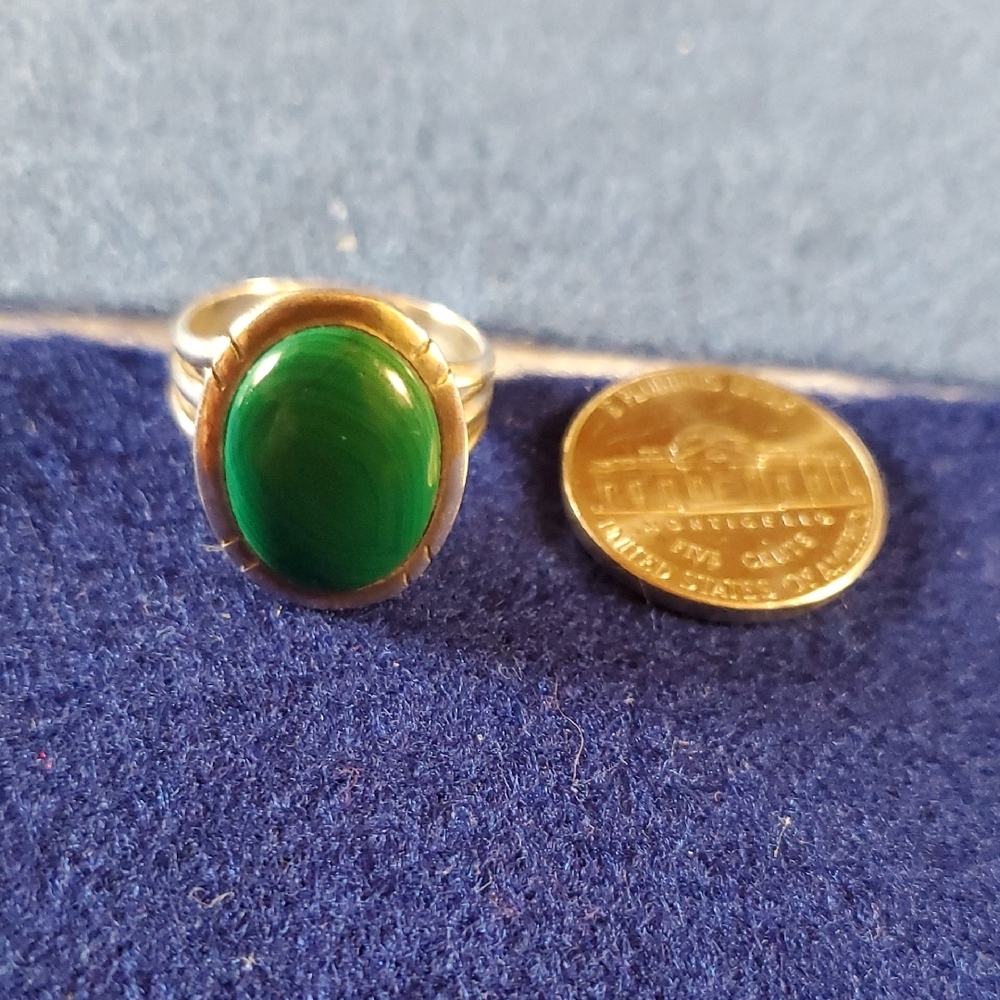 Elegant Green Stone Gold Ring - Picture 3 of 6